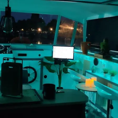 Superbe Bateau Decouvrable Avec Parking Gratuit Bateau-hôtel *