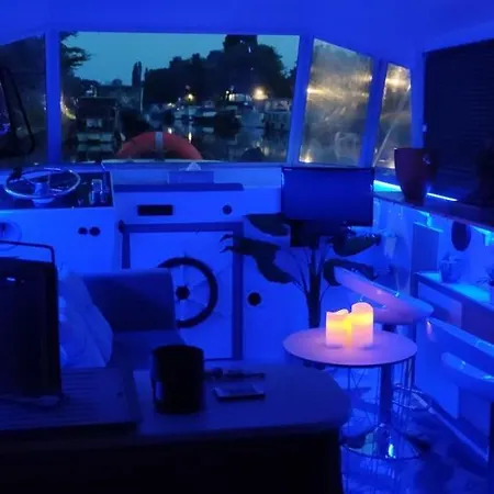 Superbe Bateau Decouvrable Avec Parking Gratuit Seneffe
